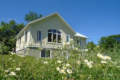 Image de Lovely, artisan home on 64 pastoral acres 1 hr. west of Ottawa.