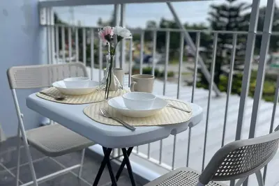 Image de 1 Br Cozy Modern Condo Balcony at Wind Residences