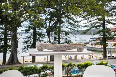 Image de 3 Bedroom Beachfront Manly Garden Apartment\n
