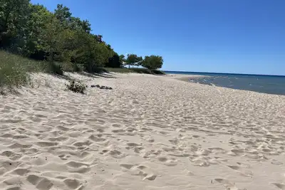 Image de Cozy beachfront cottage in Harbor Springs/Good Hart/M-119/Tunnel of Trees.