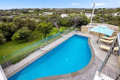 Image de Backbeach Breathtaking 3 Level Home & Heated Pool, Portsea