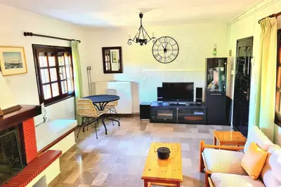 Image de Spacious farmhouse with big yard and fireplace