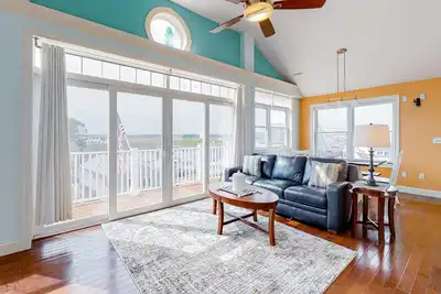 Coastal marsh-view getaway with 2 decks, grill, Ac & W/D - walk to beach