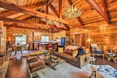 Image de 1 Mi to Rainbow Lake: Lakeside Cabin w/ Deck!