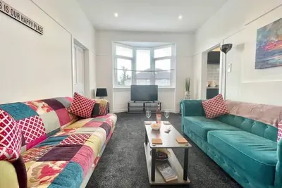 Bright and Stylish 3-Bed Flat in Glasgow