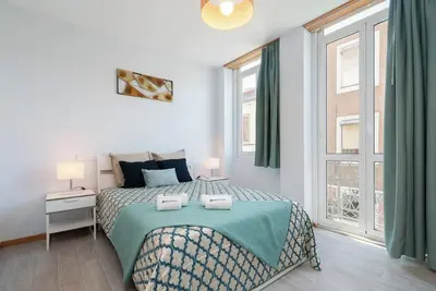 Image de Elegant Sunny Apartment | Terrace by HostWise