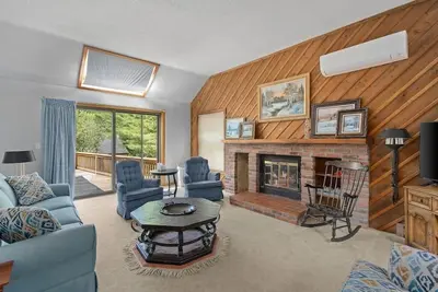 Spacious Townhome-1 Mi. from Mt Snow w/ Fireplace!