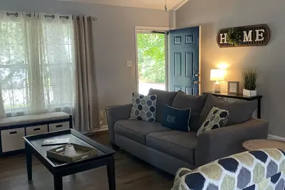 Image de Hillandale Oasis - Newly Updated 2-Bedroom Ranch Style Home