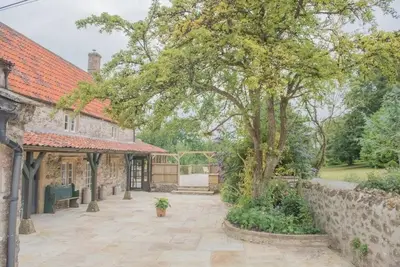 Image de Large Somerset Farmhouse with hot tub, close to Bath and local attractions.