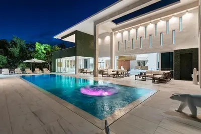 New Luxury estate, Pool / Jacuzzi / Gym, Sleeps 16
