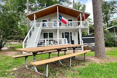 Image de Family friendly lake front getaway on Lake Livingston! Fishing! We love pets!
