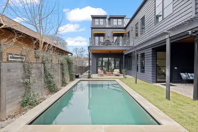 Image de Modern oasis in the heart of downtown Austin.