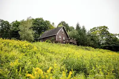 Image de Country Home in Cooperstown, Ny – Red-Orange Door