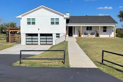 Image de Modern Farmhouse - 5 miles to Ou campus - 3 Bed / 2 Bath - Sleeps 6