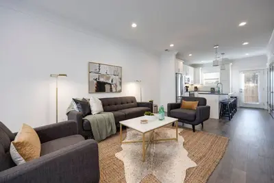 Image de 10 Min To Broadway -Beautiful Music City Townhome