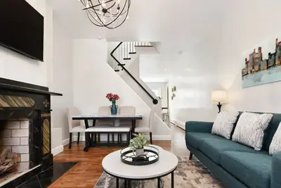 Image de Two King Beds ★ Balcony Views ★ Patio ★ Minutes to Stadiums!