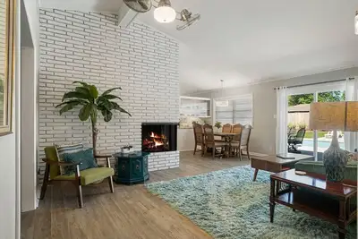Image de Mid-Century Midtown Masterpiece!