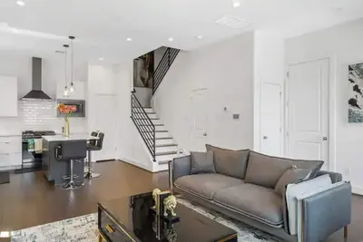 Image de located in the heart of the galleria. easy access to mall/restaurants/downtown