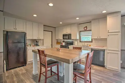 Image de Family-Friendly Madill Home: Peaceful Setting