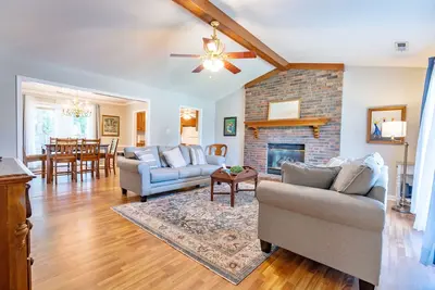 Image de Space and Comfort at Crandon House