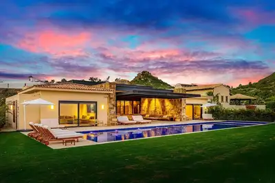 Image de Stunning 11Bd Villa, Chef + Butler + Indoor Tennis + Steps from the Beach! ! !