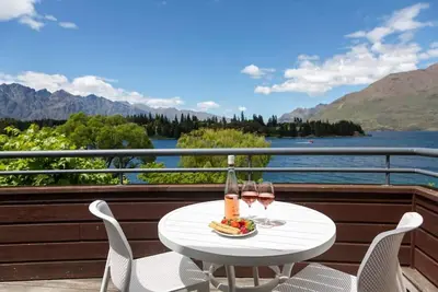 Image de Tahuna Lakeside | 3 min walk to town | Waterfront