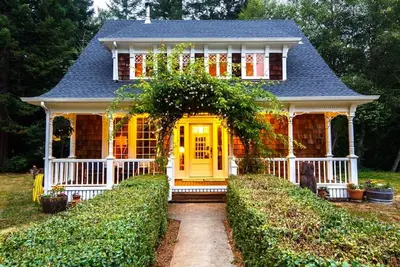 Image de Redwood Coastal Custom Farmhouse “Fleurhaven”
