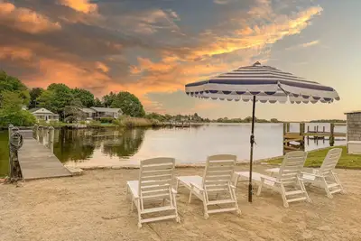 Image de Stunning waterfront home with big yard & dock! Voted #1 rental in all of Ri!