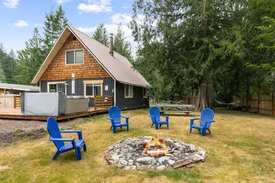 Image de Millie's charming pet friendly cabin w/ wifi, fenced yard by hikes & Stevens Pass