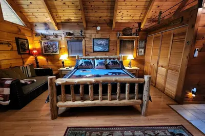 Image de A Rushing Stream of Dreams Creekside Cabin 1 min to National Park!