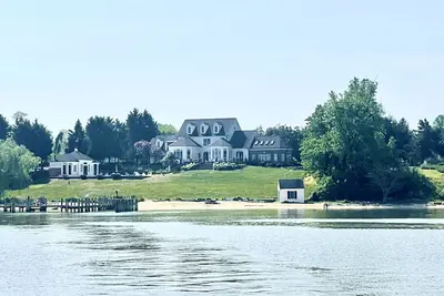 Image de Exquisite Waterfront Sunsets, Private Pool, Perfect Getaway!