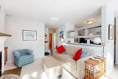 Image de Charming mountainside condo with fireplace, skiing, balcony, & washer/dryer