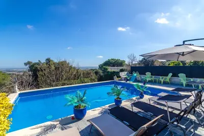 Image de Club Villamar - Découvrez le charme paisible d'une retraite urbaine avec piscine privée, à proxim. . .