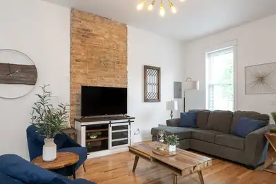 Image de 2br Townhome – Free Parking / Minutes to Stadiums