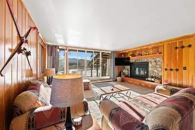 Image de Private Balcony & Mountain Views, Close to Shuttle & Walk to Lakeside Village