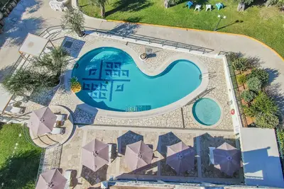 Image de Appartement de vacances à Saint Nicholas Beach avec vue sur la mer, piscine partagée et Wi-Fi.
