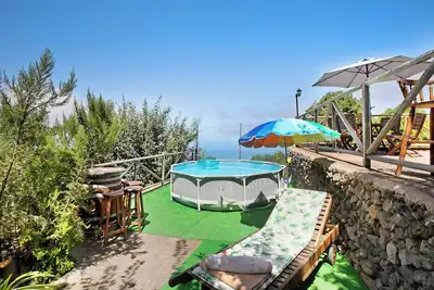 Image de Maison de campagne \"Finca Las Carmenes\" avec vue sur la mer, piscine, terrasse et jardin.