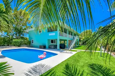 Image de Pozitively Bliss updated 3bed/2bath single family home near Sombrero Beach with private pool & dockage