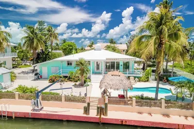 Image de Beach House is a stunning and spacious 2bed/2bath with private pool & steps to Sombrero Beach!