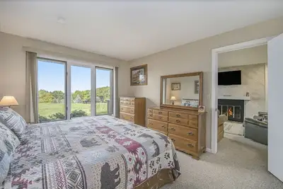 Lake Bellaire Sunset Views | Cozy 1 Bed Condo near Lakeview Hotel