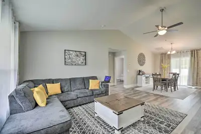 Image de 3 Mi to Golf: Loris Home w/ Big Private Yard!