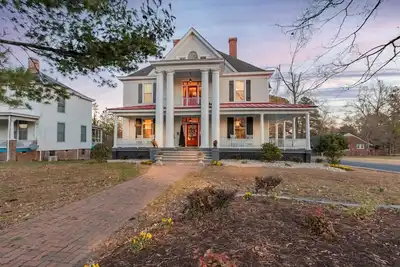 Image de Historical home - walking distance to shops and eateries