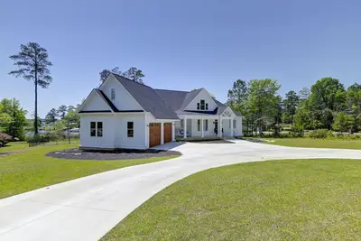 Image de Custom built lake house on Lake Murray with New pool and hot tub! !
