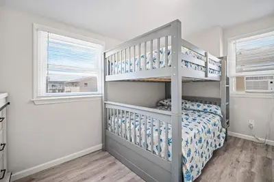 Image de Beach Getaway + Parking + 2 blocks to Beach!