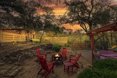 Image de Lux, Hot tub, Nature, Modern, 35 min to Atx - Game room and Pool Access