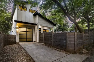 Image de East Side Haven · East Side Haven | Blocks from Local Food Legends