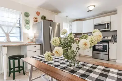 Image de Five Oaks Farmhouse ~ Charming Country Cottage