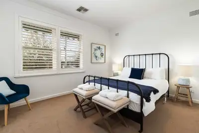 Image de Stay Stylish in the Heart of Orange - Sleeps 6