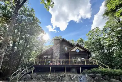 Image de Family Lodge with hot tub, minutes to Lake Placid and Hiking, Pet Friendly