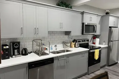 Image de New Cozy 2 bedrooms lower suite with own furnace free prkng 3min to Shc hospital